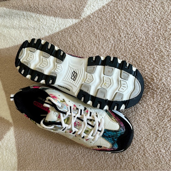 Ladies Skechers D’Lites air-cooled memory foam athletic shoes - Picture 3 of 16